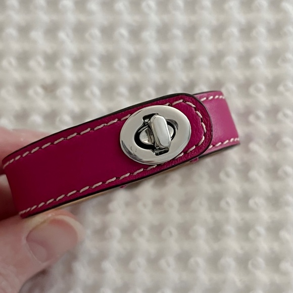 New Coach Leather Wrap Turnlock Bracelet Fuchsia/Magenta/Hot Pink - Picture 3 of 14